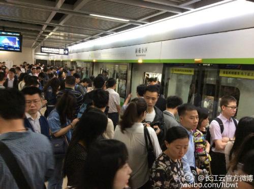 武汉地铁一列车出现火花官方称已退出运行恢复正常